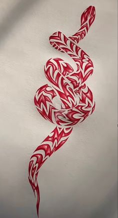 a red and white snake is on the wall