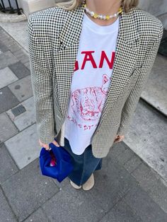 Casual outfit. Vest, Ganni T-shirt, denim skirt, uggs. Aw 23 Outfits, Chic Colourful Outfits, Outfit Inspirations Girly, Ganni Dress Outfit, Ganni Tee Outfit, Colourful Scandi Fashion, Ganni Outfit Ideas, Ganni Inspired Outfits, Ganni Girl Aesthetic