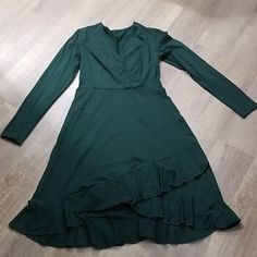 Longsleeved Dress With Ruffled Bottom. V Neck Stretchy Material. Bought Off Amazon Never Worn But I Cut The Tags Off. I'm 5'6 And It Hits Above My Knee. Long Sleeve Dress With Ruffle Hem For Brunch, Fitted Midi Long Sleeve Dress With Ruffles, Long Sleeve Midi Dress With Ruffles For Date Night, Long Sleeve Dress With Ruffles, Green Fitted V-neck Ruffle Dress, Long Sleeve Mini Dress With Ruffle Hem For Work, Fitted Long Sleeve Knee-length Dress With Ruffles, Fitted Long Sleeve Dress With Ruffle Hem, Fitted Green Ruffle Dress With V-neck