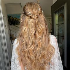 Prom Hair Braids Half Up, Prom Hair Mostly Down, Twisted Bridal Hair, Hair Down Braid Styles Wedding, Wavy Long Hairstyles Wedding, Boho Hoco Hairstyles, Brids Mades Hair Styles Long Hair, Wavy Hair With Braid Half Up Half Down, Prom Hairstyles With Gold Accessories