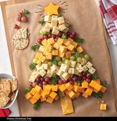 Christmas Cheese Boards, Christmas Tree Food, Holiday Platters, Christmas Cheese, Christmas Platter, Cheese And Crackers, Party Food Platters, Christmas Food Dinner, Christmas Brunch