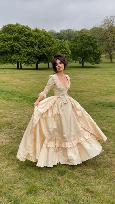 1800s Fancy Dress, Angelic Core Aesthetic, Time Period Dresses, Ball Gown Historical, Royal Victorian Dresses, Romantic Period Dress, 1650s Dress, 1700 Outfits, 18th Century Dress Aesthetic