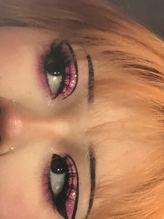 makeup 
graphic eyeliner 
delineado gráfico 
easy eyeliner
pink and shiny eyeshadow Slay Makeup, Concert Makeup, Graphic Eyeliner, Ethereal Makeup, Dope Makeup, Creative Eye Makeup