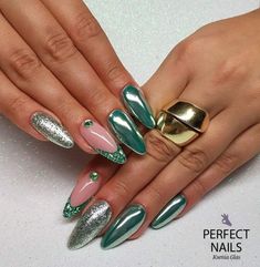 17 Stunning Green Chrome Nail Design Ideas - thepinkgoose.com Emerald Green Chrome Nails, Chrome Nail Design, Galaxy Nail Art, Chrome Nail Polish, Chrome Nail Art, Chrome Nail Powder, Powder Manicure, Gel Polish Nail Art