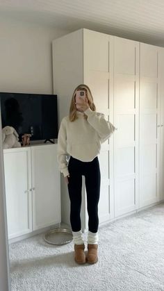 Out Fit Inspo Clean Girl, Cleab Girl Style, Autumn Style Inspiration Outfit Ideas, Outfit Ideas Everyday Winter, Clean Fits For Women, Outfits Idea For School, Greys Anatomy Outfit Ideas, Cozy Outfit For School, Clean Girl Leggings Outfit