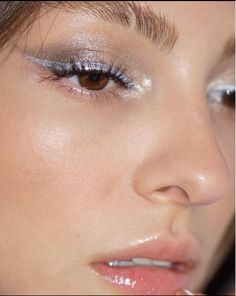 Silver Eyeliner, Coachella Makeup, Silver Eye Makeup, Glitter Makeup Looks, Silver Makeup, Glam Wedding Makeup, Holiday Makeup Looks, Event Makeup, Glitter Eye Makeup