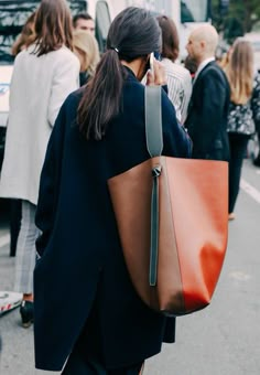 Handbags Mode Editorials, Walking Down The Street, Moda Chic, Oversized Bag, Lv Bags, Looks Street Style, Street Look, Celine Bag, Big Bags