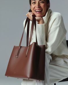 Linnea Tote Pecan – Freja New York Chic Brown Everyday Laptop Bag, Versatile Brown Laptop Bag For Office, Brown Double Handle Laptop Bag For Work, Brown Laptop Bag With Leather Handles For Work, Versatile Large Capacity Brown Laptop Bag, Versatile Brown Laptop Bag With Large Capacity, Everyday Leather Laptop Bag With Card Slots, Workwear Tote Bag With Interior Card Slots, Brown Large Capacity Laptop Bag For Work