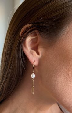 Infuse contemporary elegance into your jewelry collection with our Pearl and Paperclip Chain Leverback Earrings. Perfectly blending the timeless allure of genuine freshwater pearls with the trendy touch of a paperclip chain, these earrings are a stylish update to a classic accessory. The secure leverback ear wires offer both comfort and reliability, while the earrings' drop length provides a subtle yet alluring dangle. These versatile and chic earrings are ideal for everyday sophistication or adding a special sparkle to your evening ensemble. Features: - Crafted with genuine freshwater pearls for a touch of classic beauty. - Trendy paperclip chain design adds a chic twist to traditional pearl earrings. - Secure leverback ear wires for comfort and peace of mind throughout the day. - Perfect Modern 14k Gold Drop Earrings, Modern Long Drop Jewelry For Everyday, Modern Long Drop Everyday Jewelry, Classic Long Drop Pierced Jewelry, Modern Round Linear Earrings For Formal Occasions, Modern Gold Jewelry With Pearl Drop, Modern Linear Round Earrings For Formal Occasions, Modern 14k Gold Teardrop Jewelry, Modern Pearl Earrings For Formal Occasions