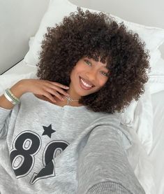 Curly Fro, How To Cut Bangs, Curl Hair, Girls Natural Hairstyles, Pelo Afro, Beautiful Curly Hair, Hair Stylies