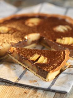 there is a chocolate pie with bananas on it