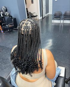 Braid Ideas With Curls At The End, Short Knotless Box Braids With Curls Hairstyles, Hoco Hairstyles Box Braids, Knotless Braids Ideas For Black Women, Braided Hairstyles For Black Women Medium, Mid Back Box Braids With Curly Ends, Short Box Braids Medium, Braids With Curls At The End Medium, Medium Length Hair Styles Black Women Braids