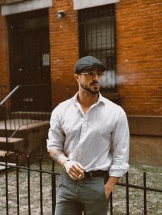 Flat Cap Men Outfit, Peaky Blinders Fashion, Peaky Blinders Clothing, Men Aesthetic Outfits, Peaky Blinders Hat, Nyc House, Cap Outfit, Classy Outfits Men, Corporate Gifting