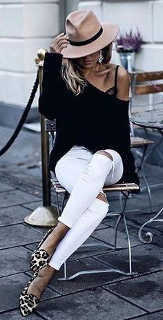 Mode Over 50, How To Wear White Jeans, White Jeans Outfit, Mode Casual, Inspired Outfits, Fashion Mode, Looks Style, Mode Inspiration, White Pants