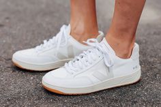 Casual White Sneakers, Best White Sneakers, White Sneakers Outfit, Veja Shoes, Classic Outfit, Shoes Ideas, Veja Sneakers