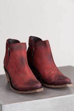 Black Western Boots, Red Cowboy Boots, Ankle Cowboy Boots, Cowboy Ankle Boots, Western Style Boots, Retro Clothing, Style Boots, Wearing Red, Retro Outfits