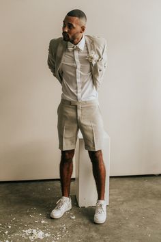 Die neue Beinfreiheit! Mach dich bereit für den Sommer und kombiniere an heißen Tagen eine kurze Hose zum Sakko. Wir lieben den Look und beraten dich gerne zu deinem Anzug nach Maß. Suits Men, Wedding Suits Men, Combat Boots, Our Wedding