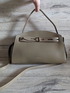 Furla Margherita  Shoulder Bag Green  Leather Crossbody Bag  Made in Italy Size: 29/20/11cm 11.41"/7.87"/4.33" In excellent used condition Furla Bag, Furla Bags, Bag Green, Green Leather, Green Bag, Leather Crossbody Bag, Bag Making, Leather Crossbody, Purses And Handbags