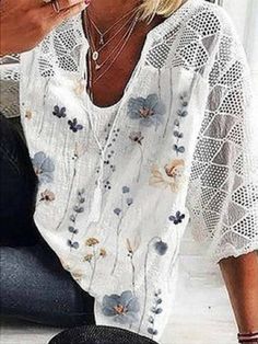 White Casual V Neck Floral Printed Half Sleeve Blouse Blouse Size Chart, White Top Women, Scoop Neck Blouses, Half Sleeve Blouse, Bohemian Tops, Lace Outfit, Holiday Tops, Styl Boho, Loose Shirts