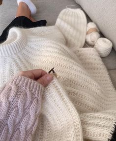 Knit Aesthetic, Grandma Knitting, Olive Cardigan, Knit Inspiration, Knitting Hacks, Wool Work, Crochet Knit Stitches, Spring Knits, Kawaii Crochet