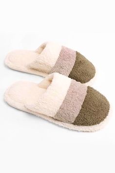 Slip into comfort with these indoor slippers, your new best friend while you stay at home. Put away your heels and keep yourself comfy and cozy. We guarantee you will be obsessed with these slip on dreams ☁️ DETAILS + DIMENSIONS S/M fits US women's 6 - 7.5 L/XL fits US women's 8 - 9 Rubber sole Slip-on styling Color: Color Block - Brown/Taupe/Beige Slippers Brown, Comfy Home, Striped Slippers, Boutique Decor, Indoor Slippers, New Best Friend, Cold Weather Accessories, House Slippers, Pink Beige