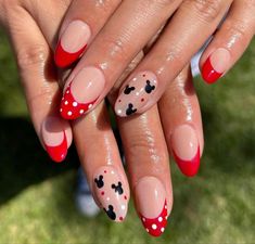 Red Black And White Disney Nails, Almond Shaped Nails Designs Disney, Mickey Mouse Almond Nails, Cute Nail Designs Disney, Classy Disney Nails Art Designs, Easy Minnie Mouse Nails, Short Mickey Mouse Nails