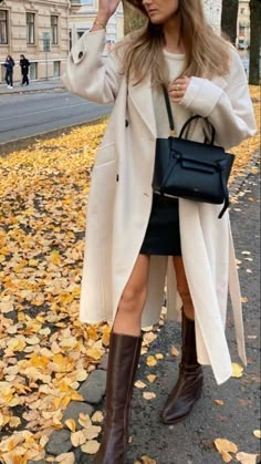 Europe Fashion Autumn, Celine Outfit Style, Celine Belt Bag Outfits, Europe Autumn Outfits, Celine Aesthetic, Celine Outfit, Celine Coat, Khakis Outfit