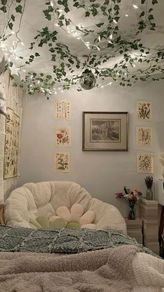 Room Ideas Aesthetic Fairy Lights, Room Inspo Floral, Asethic Bedroom Idea, Bedroom Decor Ideas For Women, Bedroom Ideas For Small Rooms Cozy, Dream Bedroom Inspiration, Bedroom Decor Cozy, Room Redesign, Pinterest Room Decor