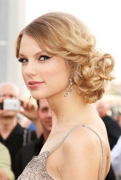 27+ Beautiful Updo Hairstyles Ideas Side Bun, Curly Updo, Curly Hair Updo, Side Hairstyles, Taylor Swift Hair