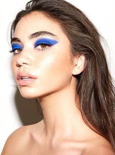 blue eyeshadow. #makeup Mikayla Glamlite Palette Looks, Teal Makeup Looks, Amber Makeup, Makeup Runway, Editorial Make-up, 80s Workout, Arty Fashion, Face Glow, Runway Makeup