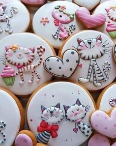 many decorated cookies in the shape of hearts and cats with words that read que tengas exelente dia