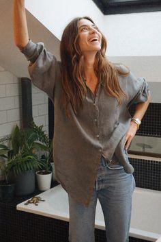 Gray Linen Tops For Fall, Oversized Linen Button-up Blouse, Oversized Linen Long Sleeve Shirt, Oversized Linen Shirt For Fall, Effortless Linen Shirt For Fall, Effortless Linen Fall Shirt, Tan Shirt Outfit, Linen Shirts Women Outfits, Fit Mother