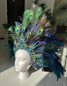 Fabulous peacock headdress. This is a stunning show stopper. Can make any colors or variation you like. Let's create your perfect headdress! African Feather Headdress, Peacock Headdress, Peacock Headpiece, Peacock Headband, Carnival Headdress, Jungle Fever, Crown Hat, Head Dress, Feather Headdress