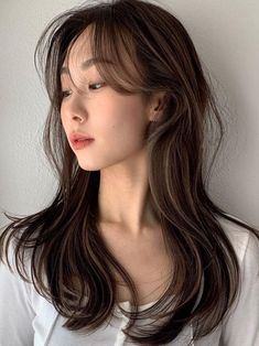 winter Korean hair color: highlights Dyed Hair For Brunettes Natural Colors, Asian Hair Trend 2023, Chinese Hair Highlights, Dyed Hair Inspiration Natural, Asian Hair Color Ideas Korean Highlights, Highlights For Dark Brown Hair Asian, Natural Hair Color Asian, Trending Short Hairstyles Women 2023, Boba Brown Hair