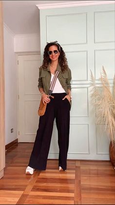 Pantalon Sastrero Outfit Casual, Pantalon Palazzo Outfits Tenis, Black Cargo Pants Outfit Casual, Pantalon Palazzo Outfits, Black Wide Leg Pants Outfit Casual, Wide Leg Cargo Pants Outfit, Wide Leg Pants Outfit Casual, Casual Bar Outfits, Palazzo Outfit