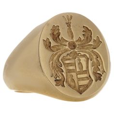 Vintage 18kt. yellow gold signet ring with a coat of arms. Made in England, London, 1991 Fully hallmarked. Maker: W&G Dimensions - Ring Size: 2.2 x 2.1 x 1.6 cm Finger Size (UK) = J (EU) = 50 (US) = 5 Weight: 13.7 grams Condition: Pre-owned, minor signs of usage and age, good condition overall. Luxury Victorian Gold Signet Ring, Classic Hallmarked Signet Ring For Collectors, Classic Hallmarked Signet Ring Collectible, Collectible Yellow Gold Signet Ring With Engraving Option, Engraved 14k Gold Signet Ring Collectible, 14k Gold Engraved Signet Ring Collectible, Collectible 14k Yellow Gold Signet Ring, Classic 14k Stamped Signet Ring For Commemoration, Timeless Hallmarked Signet Ring Collectible