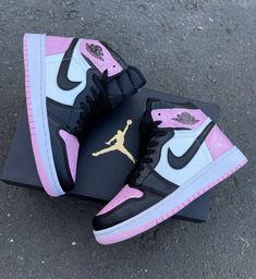 Buty Nike Jordan, Pink And Black Air Jordans, Black And Pink Jordans, Nike Shoes Dunks, Pink And Black Shoes, Jordan Rose, Nike Shoes Women Fashion, Pink Jordans