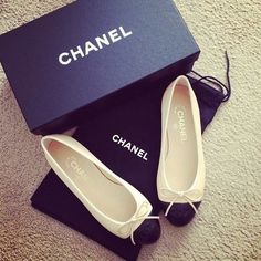 Chanel Ballerina, Moda Chanel, Chanel Flats, Shoe Gallery, Ashley Olsen, 가을 패션, Dream Shoes, Shoe Obsession, Chanel Shoes