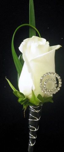 Boutonniere Wrap Ideas, Diy Rose Boutonniere, Wedding Bouquet Handle Wraps Diy, White Rose Buttoniere, White Rose Boutonniere Black Ribbon, Bullet Boutonniere, White Rose Boutonniere, Rose Boutonniere