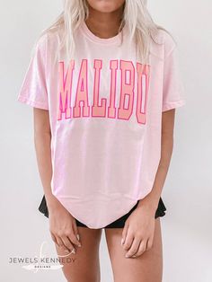 Malibu Comfort Colors Shirt - JEWELS KENNEDY DESIGNS Sport Style Outfits, Preppy Shirt, Outfit Streetwear, Streetwear 90s, Sports Style, Cute Preppy Outfits, Shirts For Teens, Women Pink, Preppy Outfit