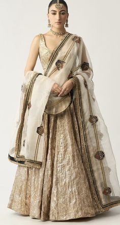 Lehenga Outfits, Golden Lehenga, White Dupatta, Kurtis Designs, Half Saree Lehenga, Sabyasachi Lehenga, Wedding Lehenga Designs, Saree Lehenga, Doll Faces