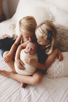 Newborn And 2 Sibling Photo Ideas, Newborn Photo Shoot With Siblings, Newborn And Siblings Photo Ideas, Newborn Poses With Siblings, Newborn Pictures With Older Siblings, Newborn Cousin Pictures, Siblings And Newborn Pictures, Newborn With 2 Siblings Photography