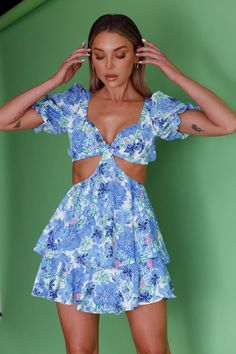 Orianthi Cut-Out Waist Mini Dress Floral Blue by Selfie Leslie Cowboy Chic, Mini Dress Floral, Yellow Bridesmaids, Red Bridesmaids, Blue Floral Dress, Green Bridesmaid, The Love Club, Mini Dress Fashion, Straw Tote