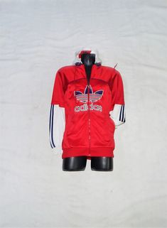 "Vintage 90s Adults' Double Function Tracksuit Basketball Sport Jacket Authentic ADIDAS. Good Vintage Condition WASHED and SANITIZED White And Blue main colour, Yellow details Detachable long sleeves to get short sleeves Polyester Label Size: D 6, GB/US M/L. Adults' . Please to better fit read the measurements below. Shoulder to shoulder 23.5 inch, 60 cm Shoulder to Cuff 23.5 inch , 60 cm Armpit to Armpit 24.5 inch , 62 cm. Chest 42\" Lenght 27.5 in. , 70 cm. We post from Italy. WASHED and SANIT Red Sporty Track Jacket With Three Stripes, Casual Red Track Jacket With Three Stripes, 90s Red Track Jacket For Sports, 90s Style Red Track Jacket For Sports, Adidas Vintage, Sport Jacket, Colour Yellow, Vintage Adidas, Sports Jacket