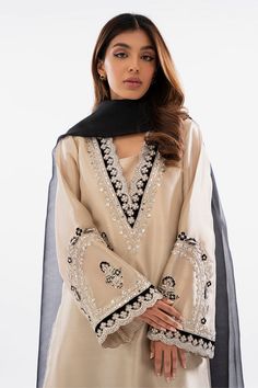 Shyra – Sania Maskatiya International Classy Salwar Suit, New Suit Designs Indian Style, Karachi Dresses Suits, Black Suit Ideas Women Indian, Indian Suits Design For Women, How To Style Pakistani Suit, Designer Suit Ideas, Pakistani Dresses Suits, Simple Designer Suits