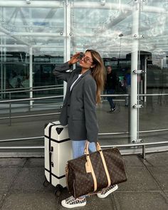 @gracefoley on instagram Blazer Airport Outfit, Louis Vuitton Airport, Travel Style Airport, Airport Aesthetic, Style Essentials, Airport Travel, Blazer Fashion, Airport Outfit