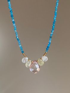 Hermosas cuentas diminutas de apatita, de un precioso y vibrante color azul y briolettes de piedras preciosas genuinas. Collar muy único y elegante que se puede usar todos los días o para una ocasión especial. El cierre está hecho de acero inoxidable. La longitud es ajustable. Las briolettes son estos minerales: cuarzo rosa, aventurina y granate verde. Instrucciones de cuidado; evite el contacto con agua o productos químicos para preservar el baño de oro y el brillo. Dainty Blue Aquamarine Jewelry, Blue Aquamarine Drop Jewelry, Blue Aquamarine Briolette Necklace, Dainty Blue Drop Jewelry, Bohemian Blue Briolette Jewelry, 15 May, Color Pastel, May 2024, Beaded Necklaces