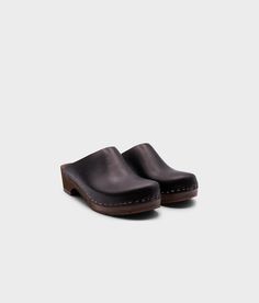 Elevate your everyday style with our minimalist clog mule, featuring clean lines and a timeless aesthetic that effortlessly transitions from day to night. Clog measurements:Heel height: 1 3/4” (4.5 cm)Toe height: 1 5/8″ (4.1 cm) Fit:RegularLeather:Vegetable tanned leather Clogs consist of:Base: European Lime Wood Sole: Rubber sole Fastening: Staples Clog Shoes For Women, Fall Clogs, Black Clogs, Cork Sandals, Wooden Clogs, Clog Heels, Timeless Aesthetic, Clog Sandals, Sustainable Future