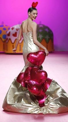 Strange Fashion, Dress Form Christmas Tree, Camp Fashion, Outrageous Fashion, Rococo Fashion, Creative Fashion Photography, Prada Fashion, Balloon Dress