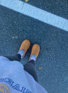 Tasman Uggs Outfits Aesthetic, Ugg Tasman Fits, Caribou Tasman Uggs Outfit, Fall Outfits Ugg Tasman, Ugg Tasman Leggings Outfit, Styling Ugg Tasman Slippers, Ugg Tasman Outfit Ideas, Uggs Outfit Tasman, Tasman Uggs Outfits Preppy